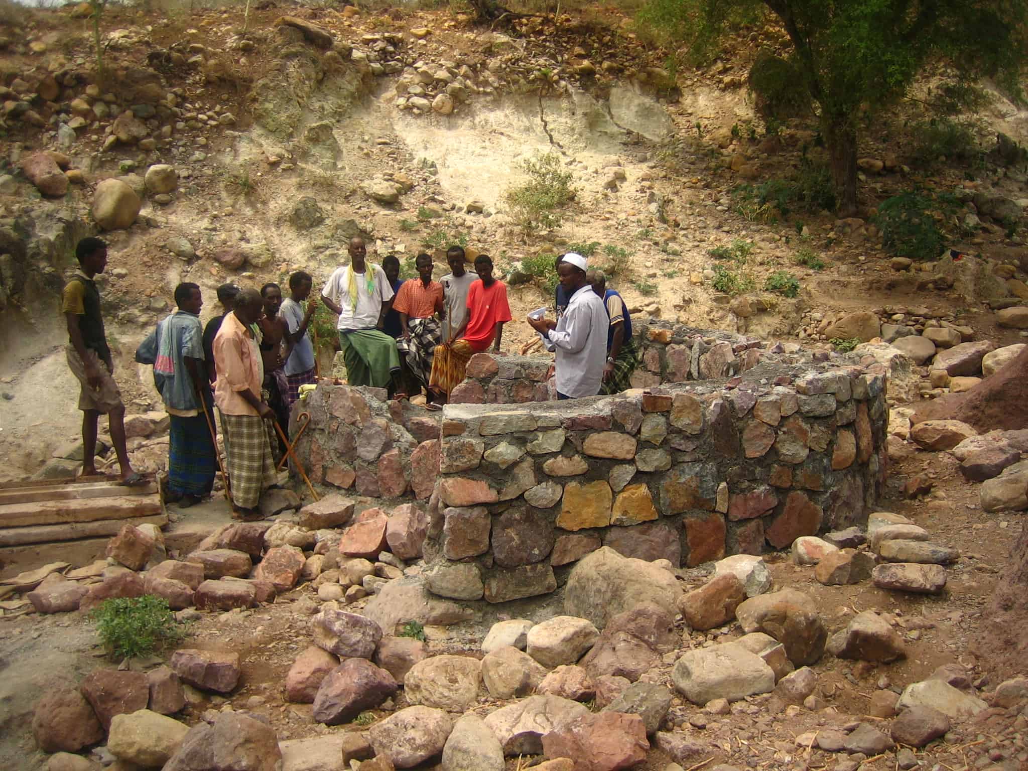 A group of community members repairing a well in Djbouti.