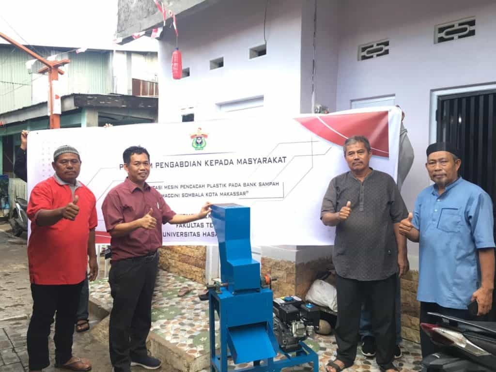 The Institute of Research and Community Service at Hasanuddin University has donated a plastic shredding machine to facilitate the community waste bank’s work.