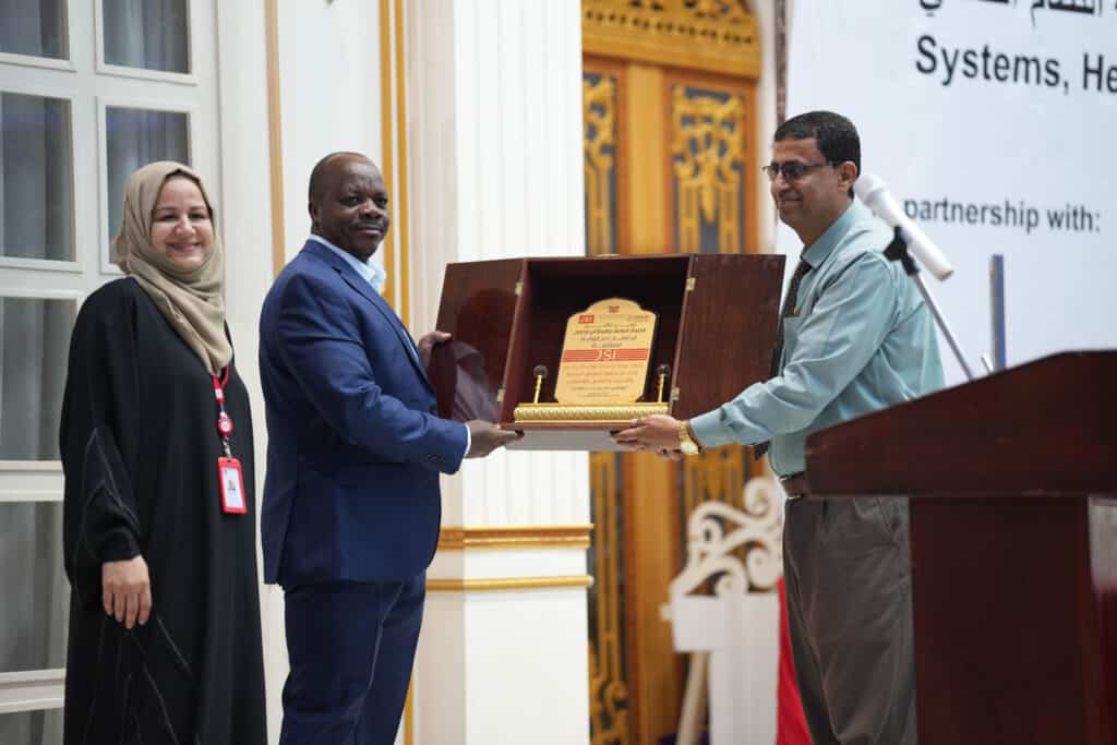 Khaled Jaber, manager of the governorate health office for Lahj, presents a token of appreciation to the project’s chief of party, Eric Ogara, and the deputy chief of party, Suaad Al-Hetari.