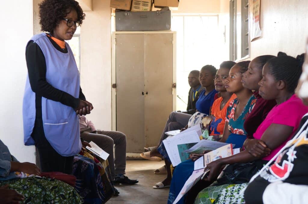 USAID DISCOVER-Health provides reproductive, maternal and family planning services, including cervical cancer screening and treatment, to its female clients. A health care worker briefing women.